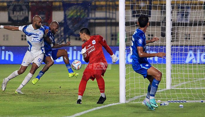 Persib Vs PSIS: Diwarnai Kartu Merah, Maung Bandung Menang 2-1