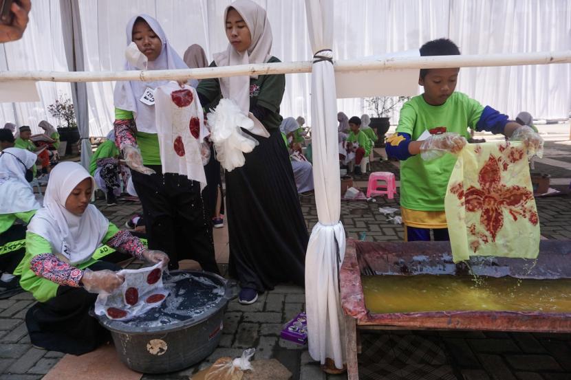 Mitoto – Pemkot Pekalongan Gelar Lomba Nyolet Batik untuk Pelajar