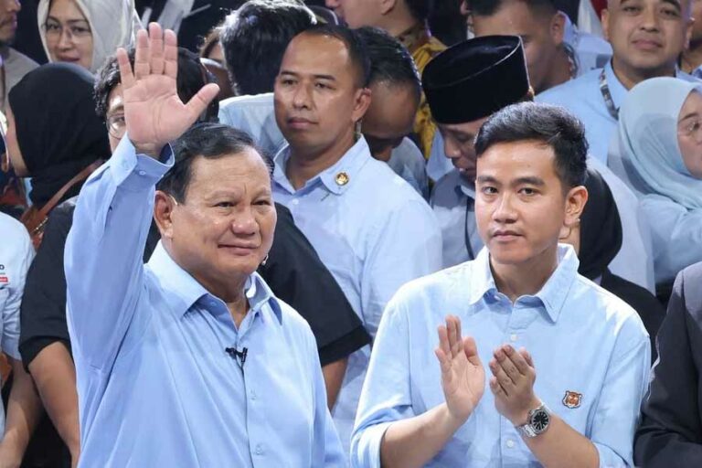 Beda Gaya Prabowo Subianto dan Gibran Rakabuming Raka Saat