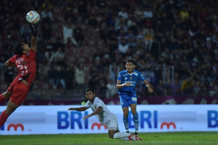 MITOTO - Persik Vs Persib: Maung Bandung Menang 2-0