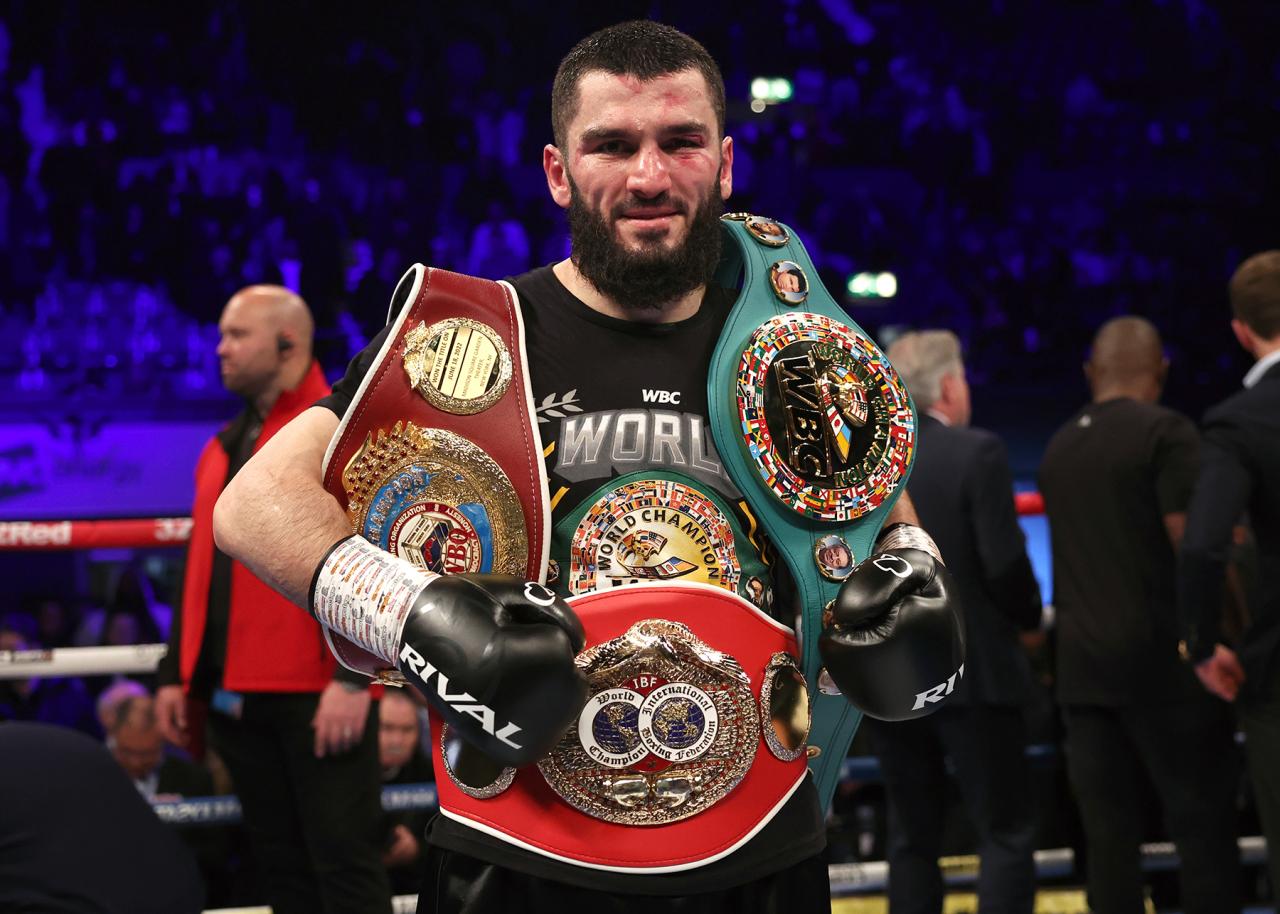 Hasil Tinju Dunia: Singkirkan Dmitry Bivol, Artur Beterbiev Raih 4