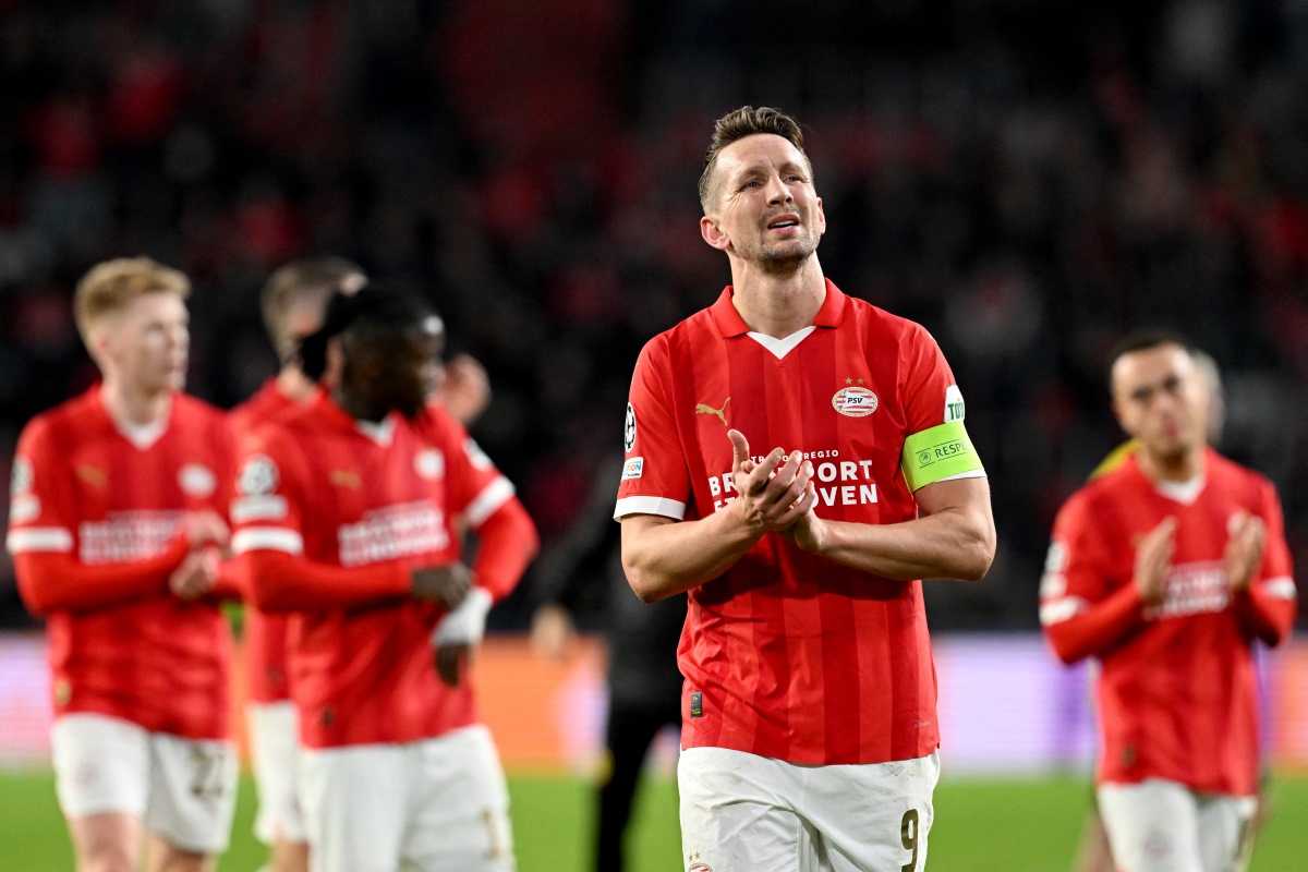 Psv eindhoven atletico madrid champions leg league round first ginkel luciano vietto fights marco against ball van mirror afp getty