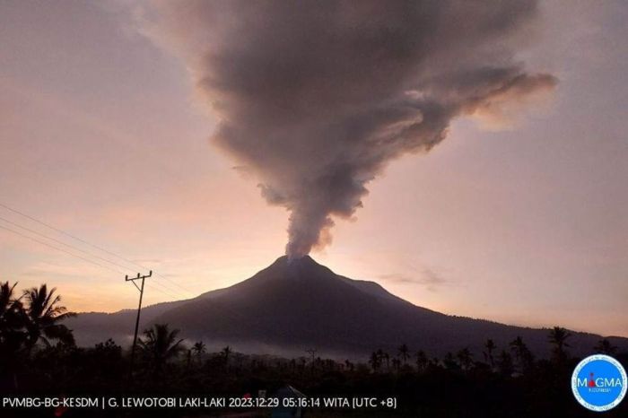 MITOTO - Gunung Lewotobi di Nusa Tenggara Timur: Aktivitas Vulkanik Terbaru